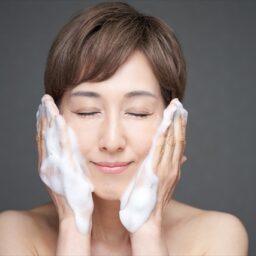 洗顔する女性