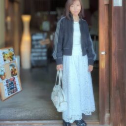 見た目も涼しげな白レーススカート（ZARA）