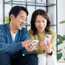 スマホを使う夫婦