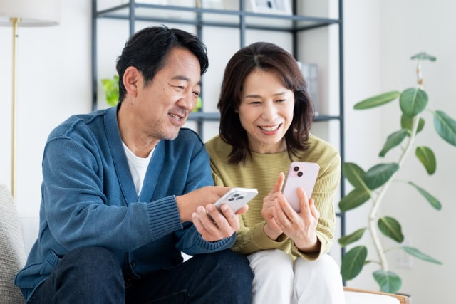 スマホを使う夫婦