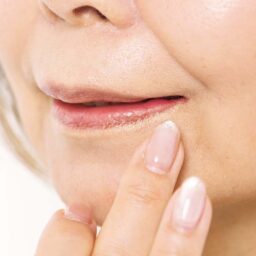 Step【1】曖昧になった輪郭にファンデを薄くなじませる