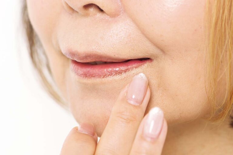 Step【1】曖昧になった輪郭にファンデを薄くなじませる