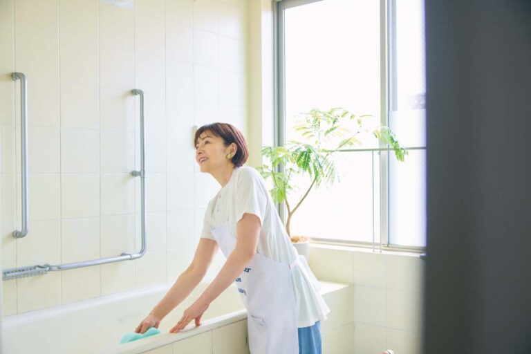 【第5位】【60代ファッション】シンプルだけどいまっぽい！ショート丈ワザありトップスとワイドデニムパンツでサッと着られて着映えるコーデに！【60代初夏の着まわし3weeks・Day1】