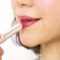 Step【2】ティントリップをベースに仕込み唇の色を補正