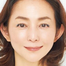 目尻にアイシャドウ