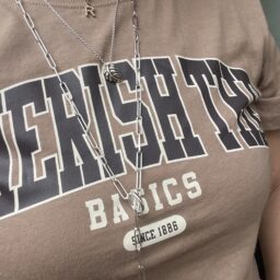 「しまむら」のTシャツに合わせたアクセサリー