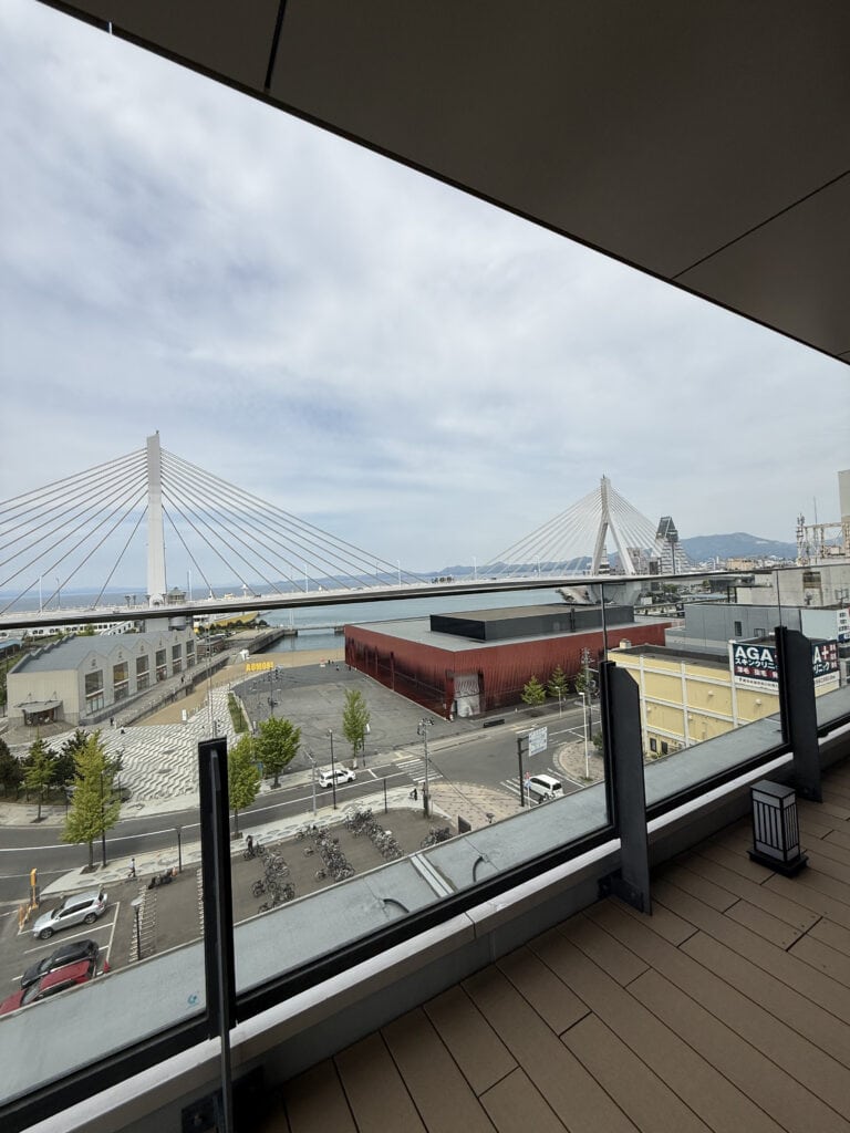 ベイブリッジから津軽海峡をのぞむウッドデッキ。