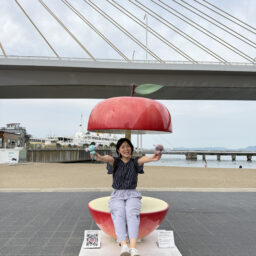 「青森駅前ビーチ（A－BEACH）」前の、りんご型オブジェ「びっくりんご」