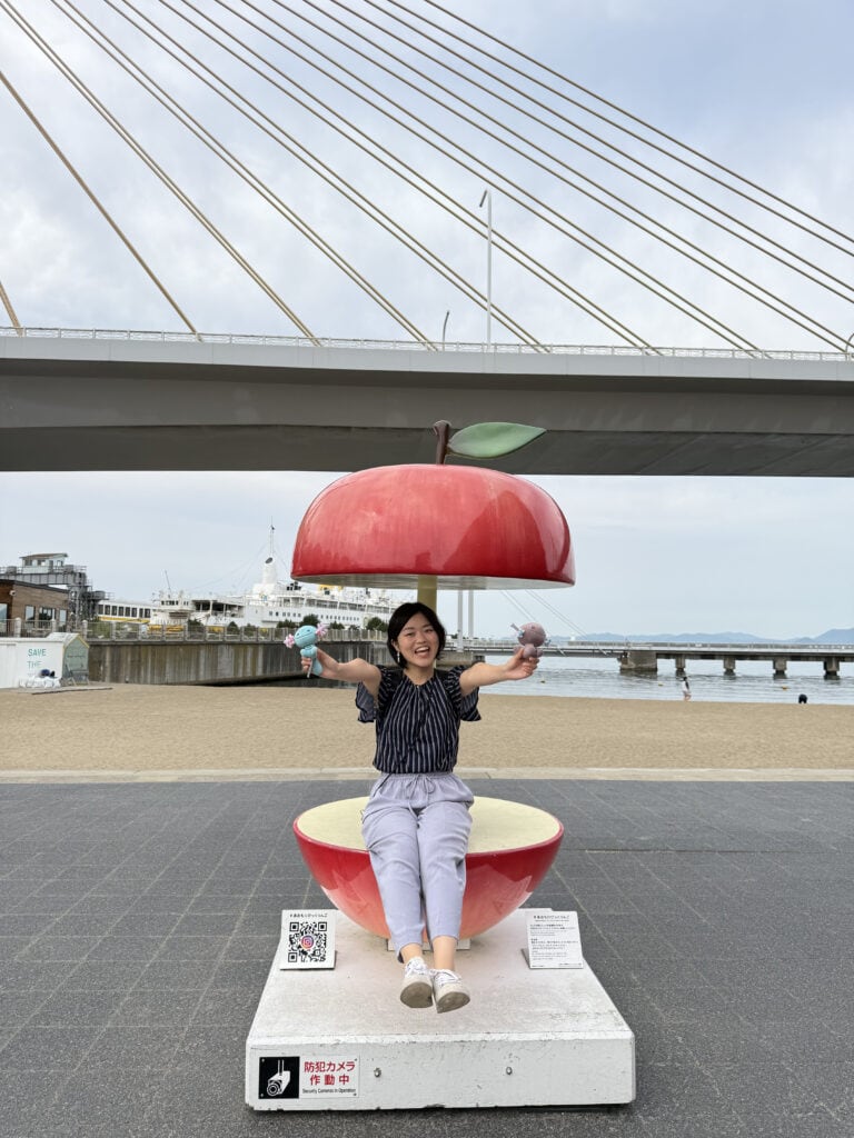 「青森駅前ビーチ（A－BEACH）」前の、りんご型オブジェ「びっくりんご」