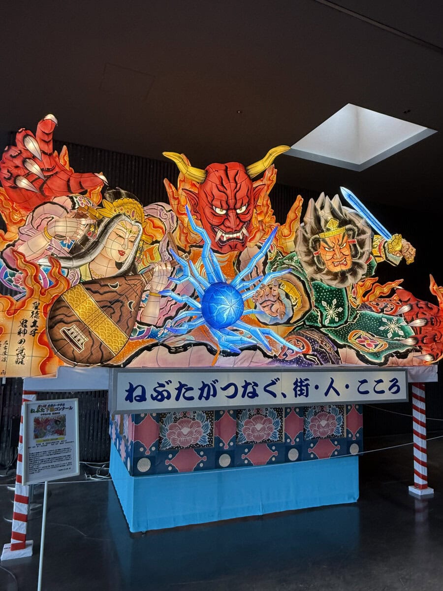 迫力の巨大なねぶたがいくつもあり、壮観です。