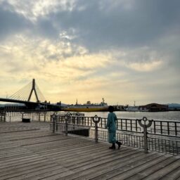 「青森ベイブリッジ」を眺めつつ海沿い散歩道へ。