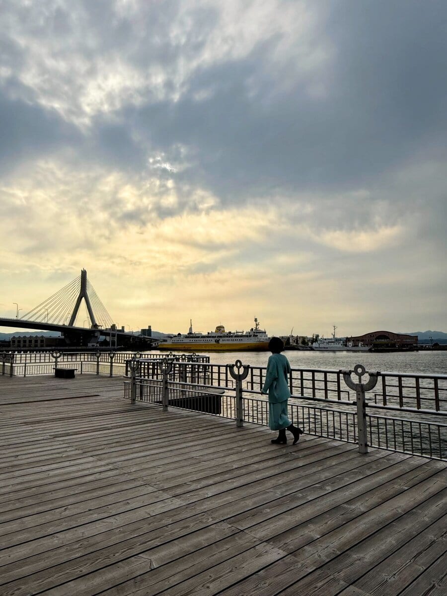 「青森ベイブリッジ」を眺めつつ海沿い散歩道へ。