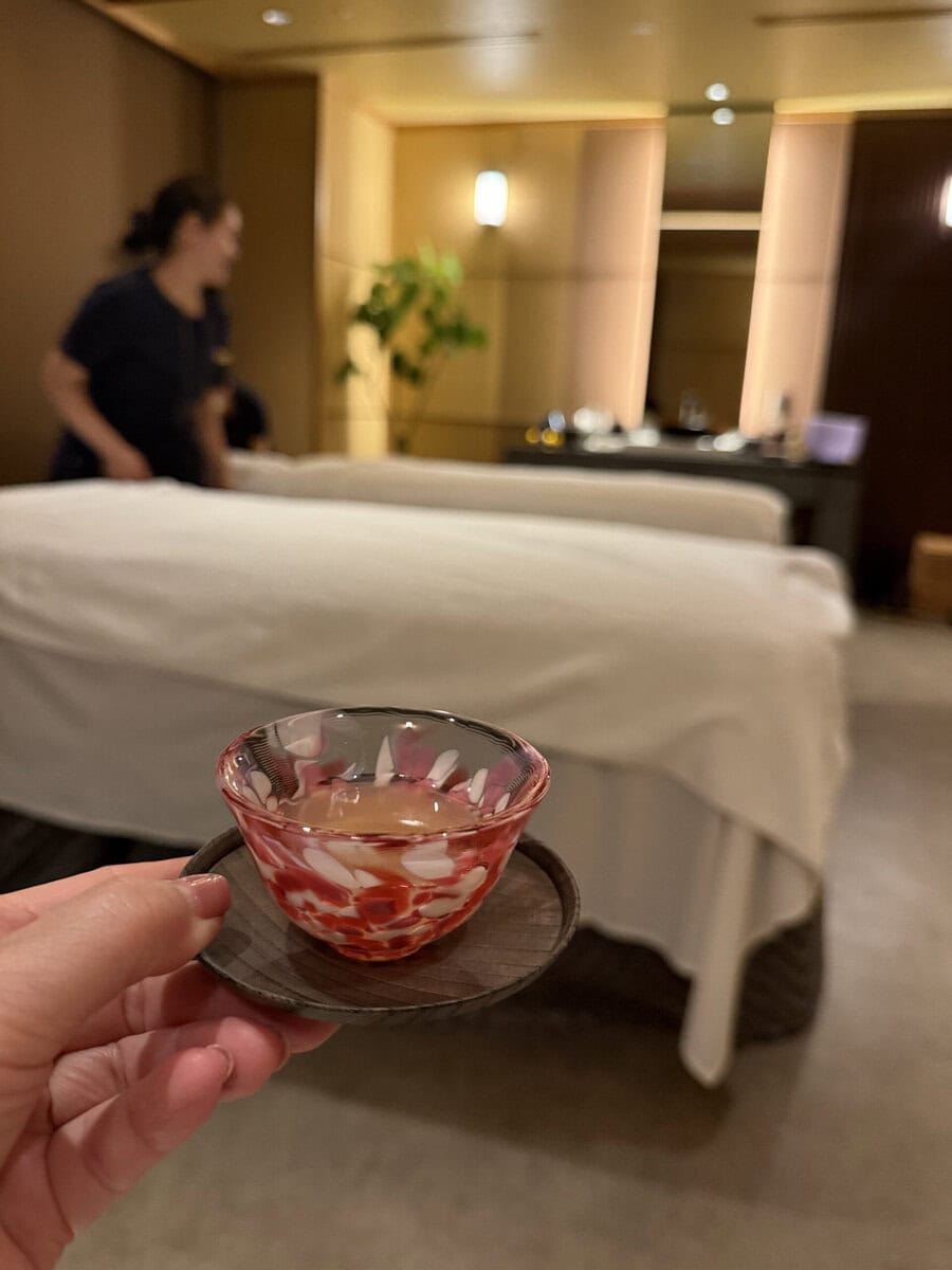 津軽びいどろの器でお茶を。マッサージ前に潤います