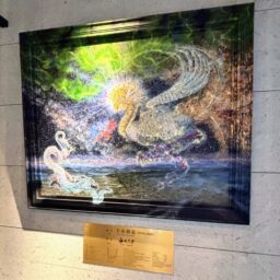ホテルエントランスの絵画「宇宙の創造」