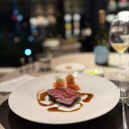 倉石牛の低温×炭焼きステーキは、低温×炭火仕上げが絶妙で柔らかさ、ジューシーさに感動しました。