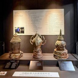 内閣総理大臣賞受賞作・津軽烏城焼の陶器。「浄土への道」今井理桂氏作品。