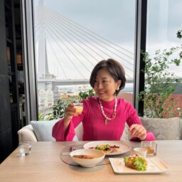 ベイブリッジを背景に朝食タイム。