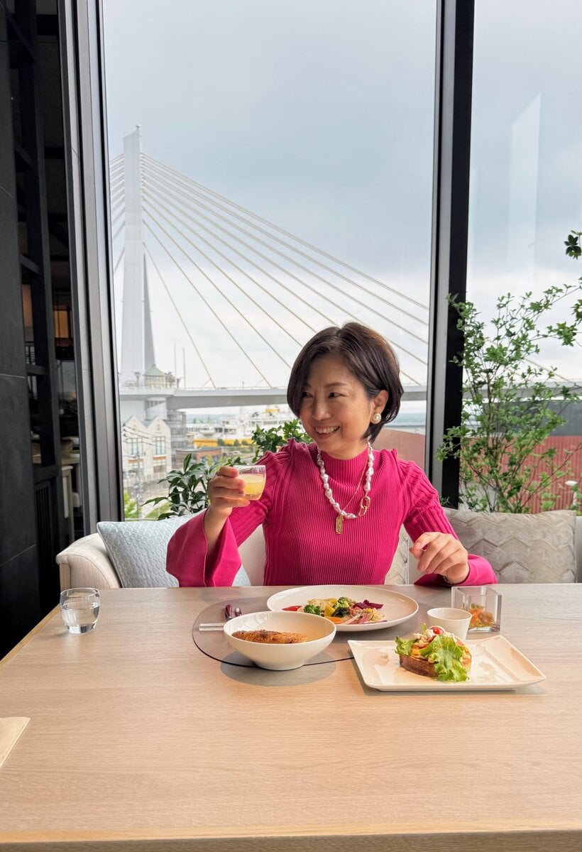 ベイブリッジを背景に朝食タイム。
