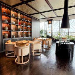 レストラン　“ Wellness Gastronomy ReLabo” ：飾り棚の陶器が圧巻