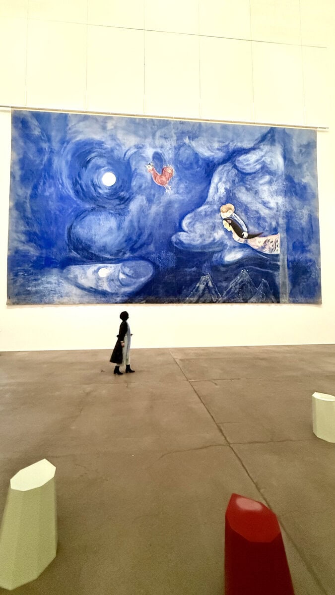 シャガール: バレエ「アレコ」舞台背景画が展示中です。