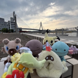 青森ベイエリアは海沿いの歩道をお散歩。