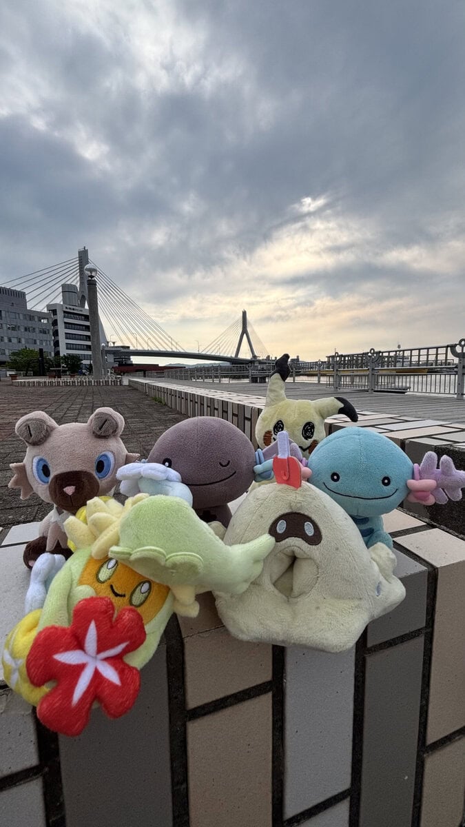青森ベイエリアは海沿いの歩道をお散歩。