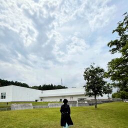 青森県立美術館の敷地がとにかく広いので歩きやすい靴がおすすめ。