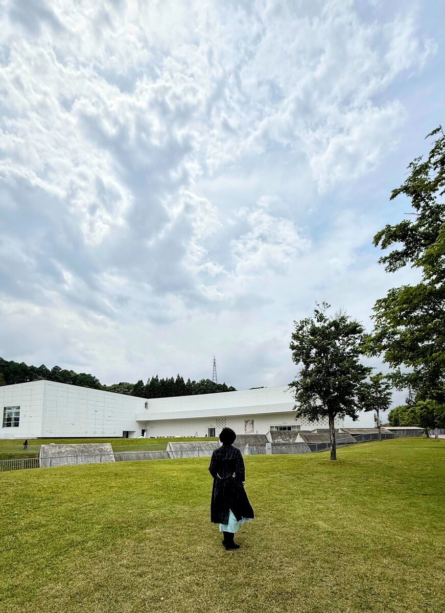 青森県立美術館の敷地がとにかく広いので歩きやすい靴がおすすめ。