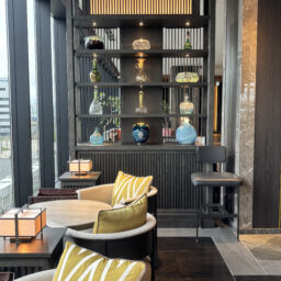 津軽びいどろのブルー系の花瓶が飾られたホテルのバー：BAR THE BLUE