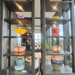 レストラン　“ Wellness Gastronomy ReLabo” ：飾り棚の津軽びいどろ