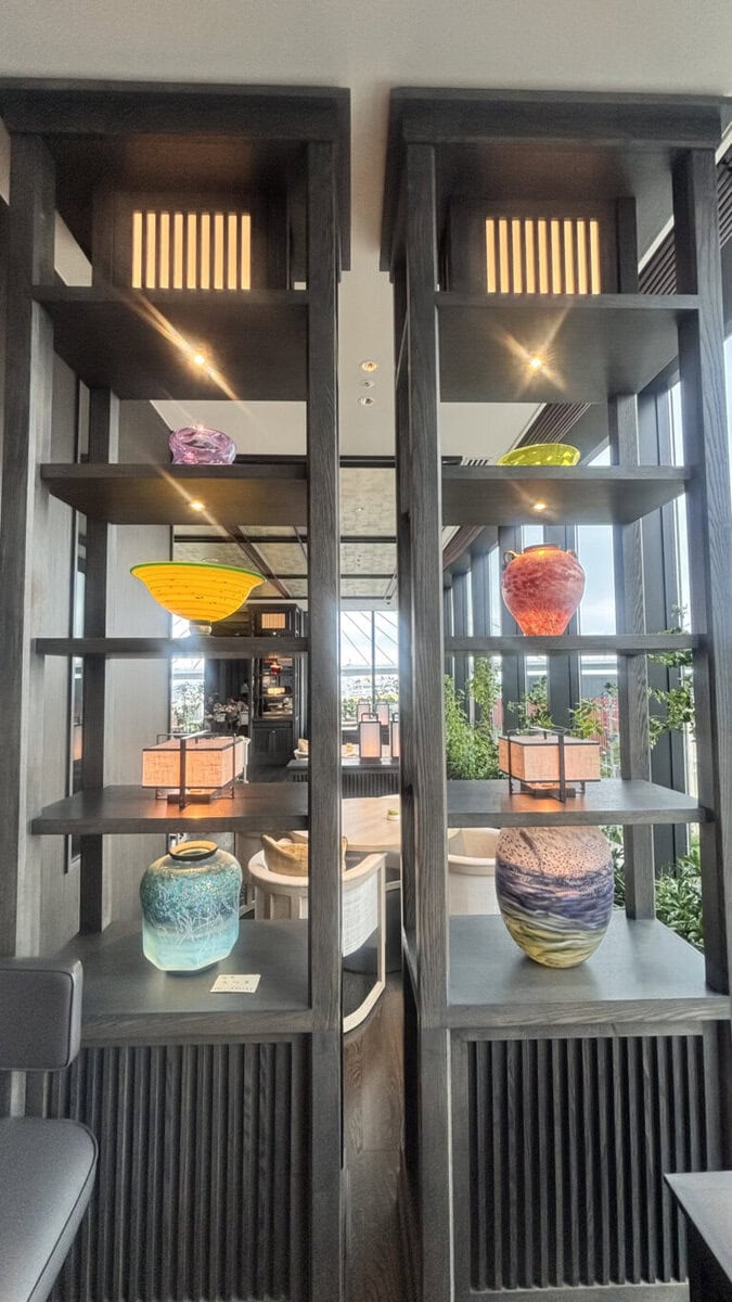 レストラン　“ Wellness Gastronomy ReLabo” ：飾り棚の津軽びいどろ