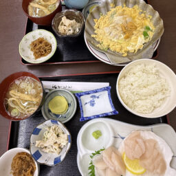 「ほたて貝焼きみそ定食」（奥）と「ホタテ刺身定食」（手前）。