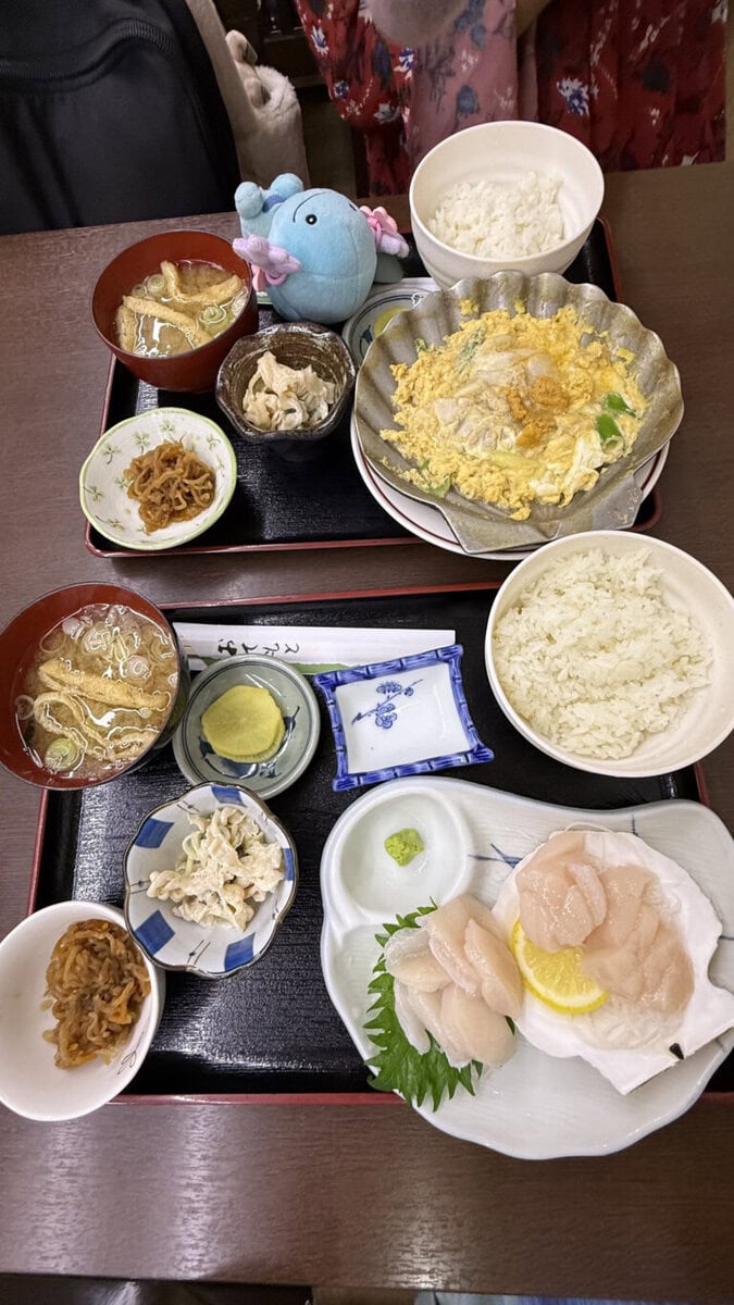 「ほたて貝焼きみそ定食」（奥）と「ホタテ刺身定食」（手前）。