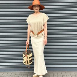 ストローハット:TOMORROWLAND(Lola Hats) リネンニット:BAYCREWS サンダル: UNITED ARROWS バッグ・ベルト:FENDI