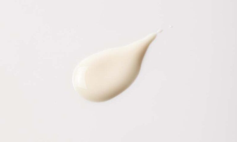 デーケアレボリューション ブライトニング + ba［医薬部外品］ SPF50+・PA++++ 35㎖ ¥3,740／エリクシール