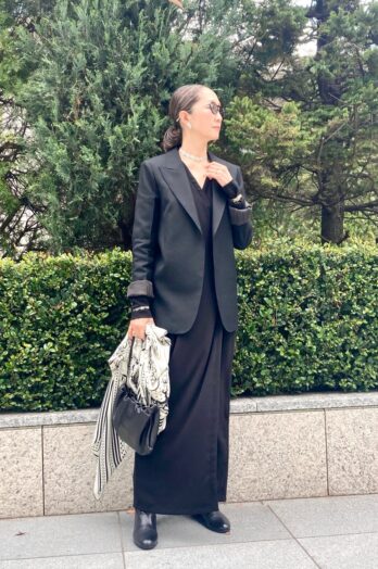 【60代お手本スナップ】黒でも重く見えない！小物で華やかさをプラスした初夏のオールブラックコーデ
