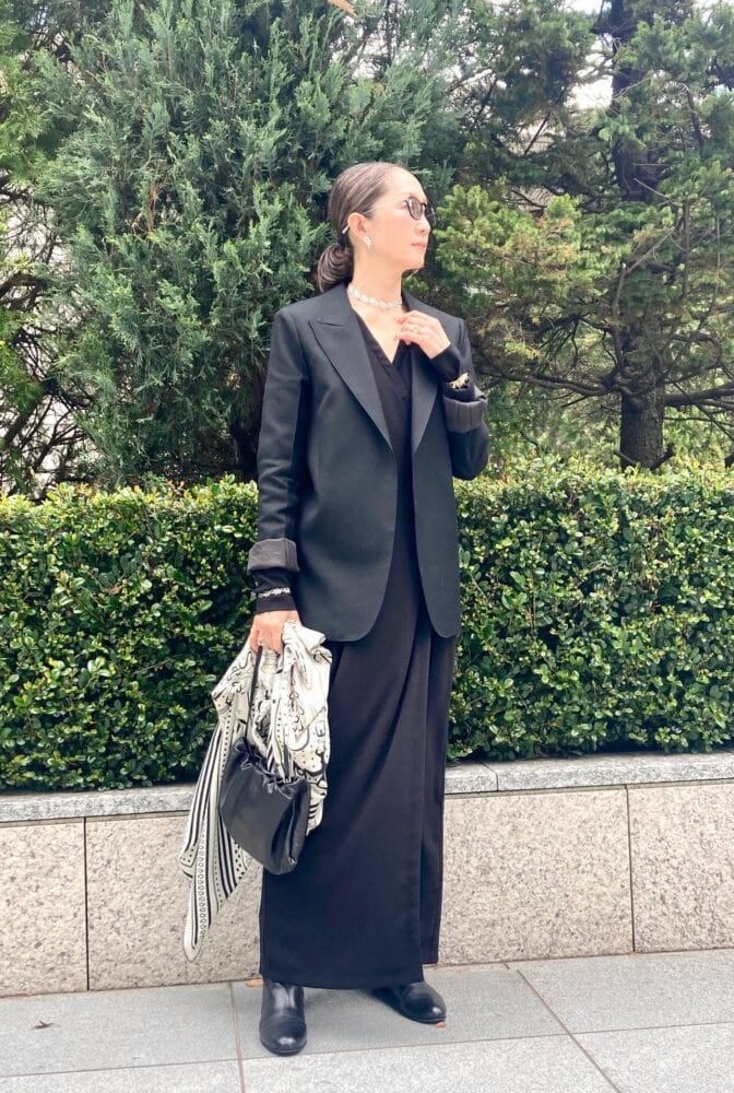 【60代お手本スナップ】黒でも重く見えない！小物で華やかさをプラスした初夏のオールブラックコーデ