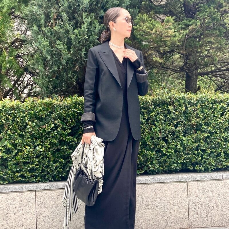 【60代お手本スナップ】黒でも重く見えない！小物で華やかさをプラスした初夏のオールブラックコーデ