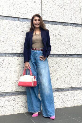 【60代お手本スナップ】60代が「紺ブレ×デニム」をかっこよく着こなすには？程よいデコルテ見せが大人の華やかスタイルを演出！