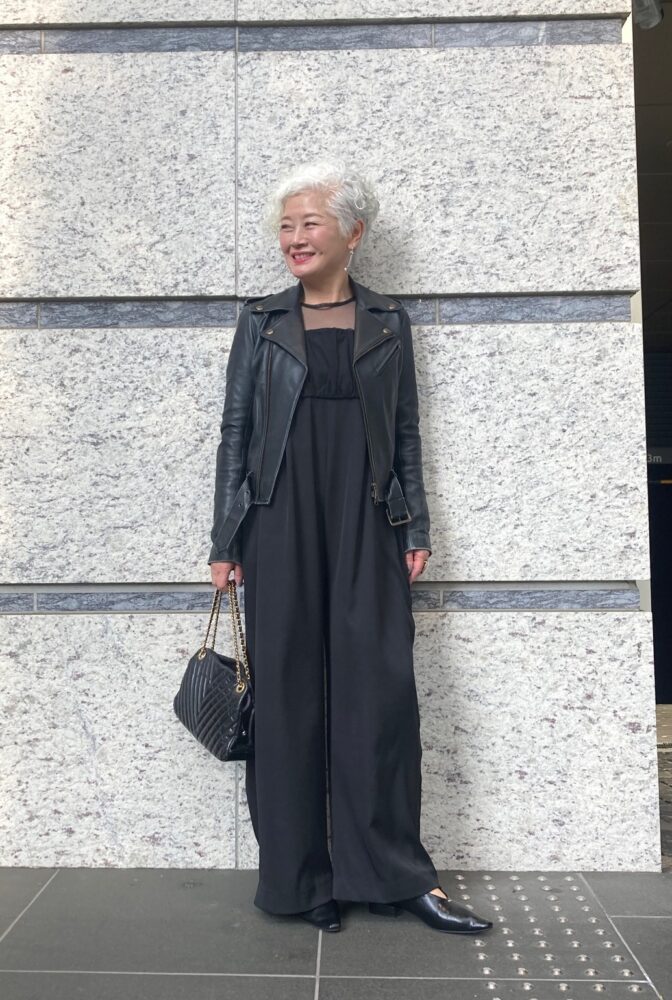【60代お手本スナップ】シアー感のあるオールインワンでブラックコーデを軽やかに！初夏に取り入れたい甘辛ミックスコーデ