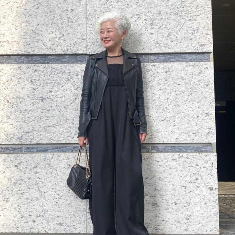 【60代お手本スナップ】シアー感のあるオールインワンでブラックコーデを軽やかに！初夏に取り入れたい甘辛ミックスコーデ