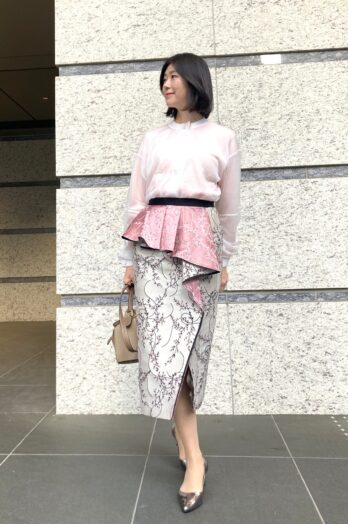【60代お手本スナップ】シアートップス×華やかスカートでスタイルアップ！高身長を生かした大人の上品コーデ