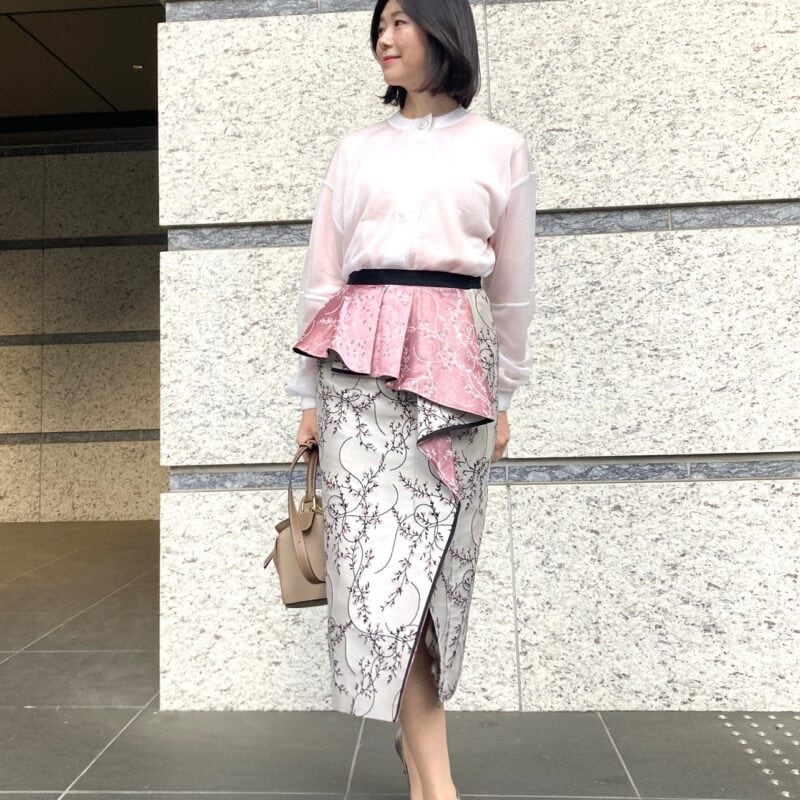 【60代お手本スナップ】シアートップス×華やかスカートでスタイルアップ！高身長を生かした大人の上品コーデ