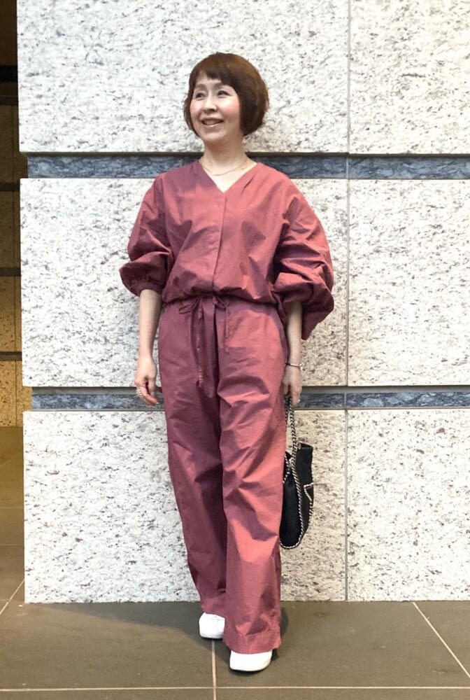 【60代お手本スナップ】「イエナ」のオールインワンなら1枚で着映える！くすみカラーでつくる大人のカラーコーデ