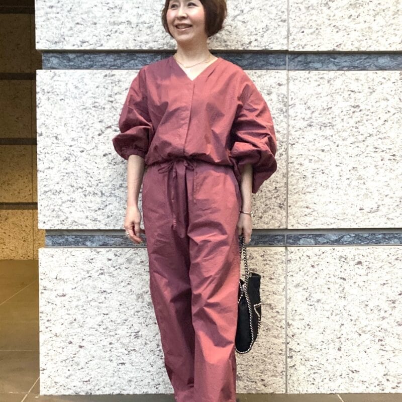【60代お手本スナップ】「イエナ」のオールインワンなら1枚で着映える！くすみカラーでつくる大人のカラーコーデ