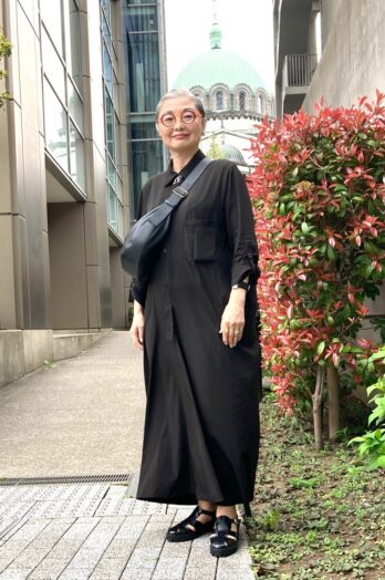 【60代お手本コーデ】「ワイズ」のシンプル黒ワンピースにメリハリをつけるには？ゴールド×シルバーミックスの大ぶりアクセサリーを着こなしのアクセントに！