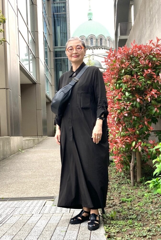 【60代お手本コーデ】「ワイズ」のシンプル黒ワンピースにメリハリをつけるには？ゴールド×シルバーミックスの大ぶりアクセサリーを着こなしのアクセントに！