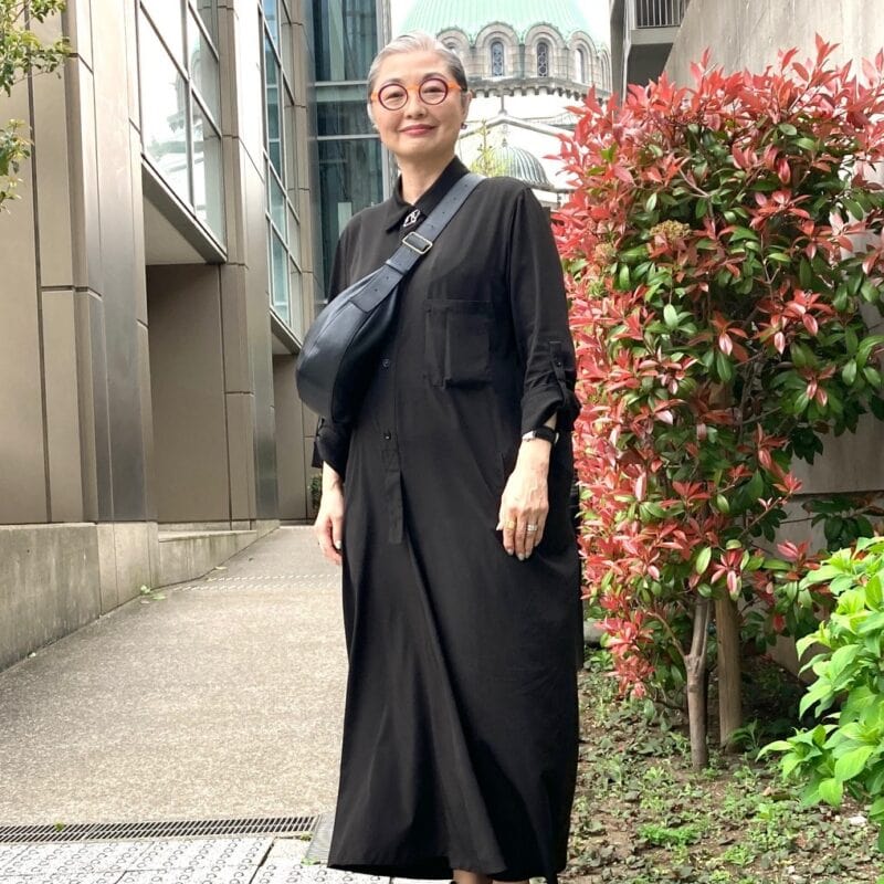 【60代お手本コーデ】「ワイズ」のシンプル黒ワンピースにメリハリをつけるには？ゴールド×シルバーミックスの大ぶりアクセサリーを着こなしのアクセントに！