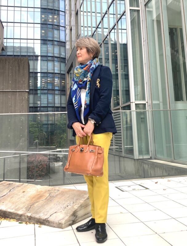 【60代お手本スナップ】「ラルフ ローレン」のジャケットにカラーパンツを合わせた華やかな着こなし！品よくスタイルアップを目指す大人のジャケットコーデ