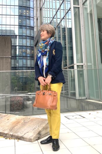 【60代お手本スナップ】「ラルフローレン」のジャケットにカラーパンツを合わせた華やかな着こなし！品よくスタイルアップを目指す大人のジャケットコーデ